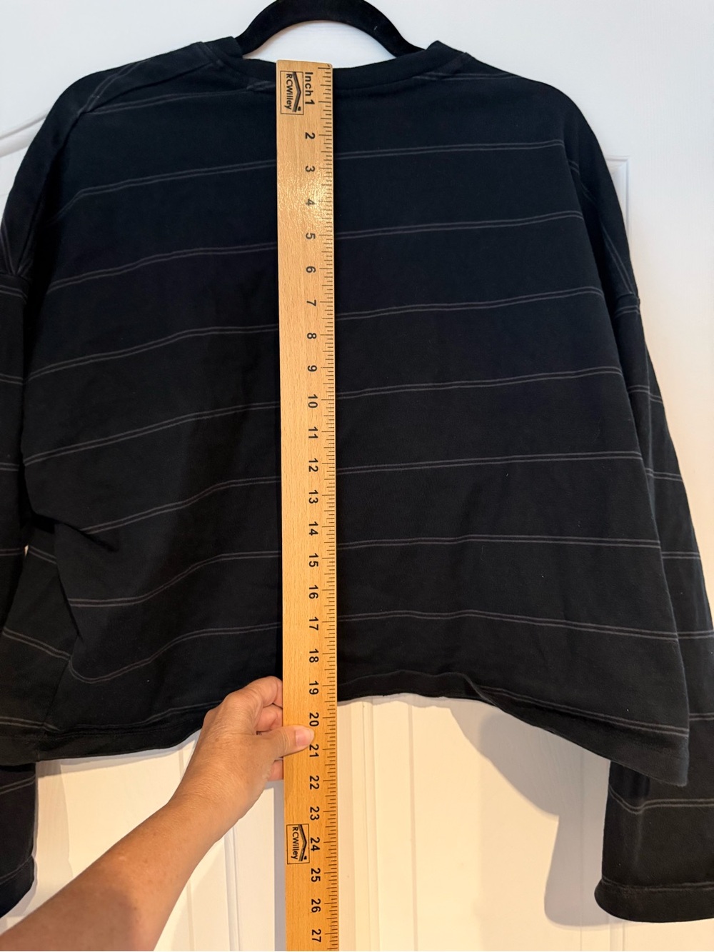 Nike Black Crewneck T-Shirt with White Logo Tag - Picture 7 of 8